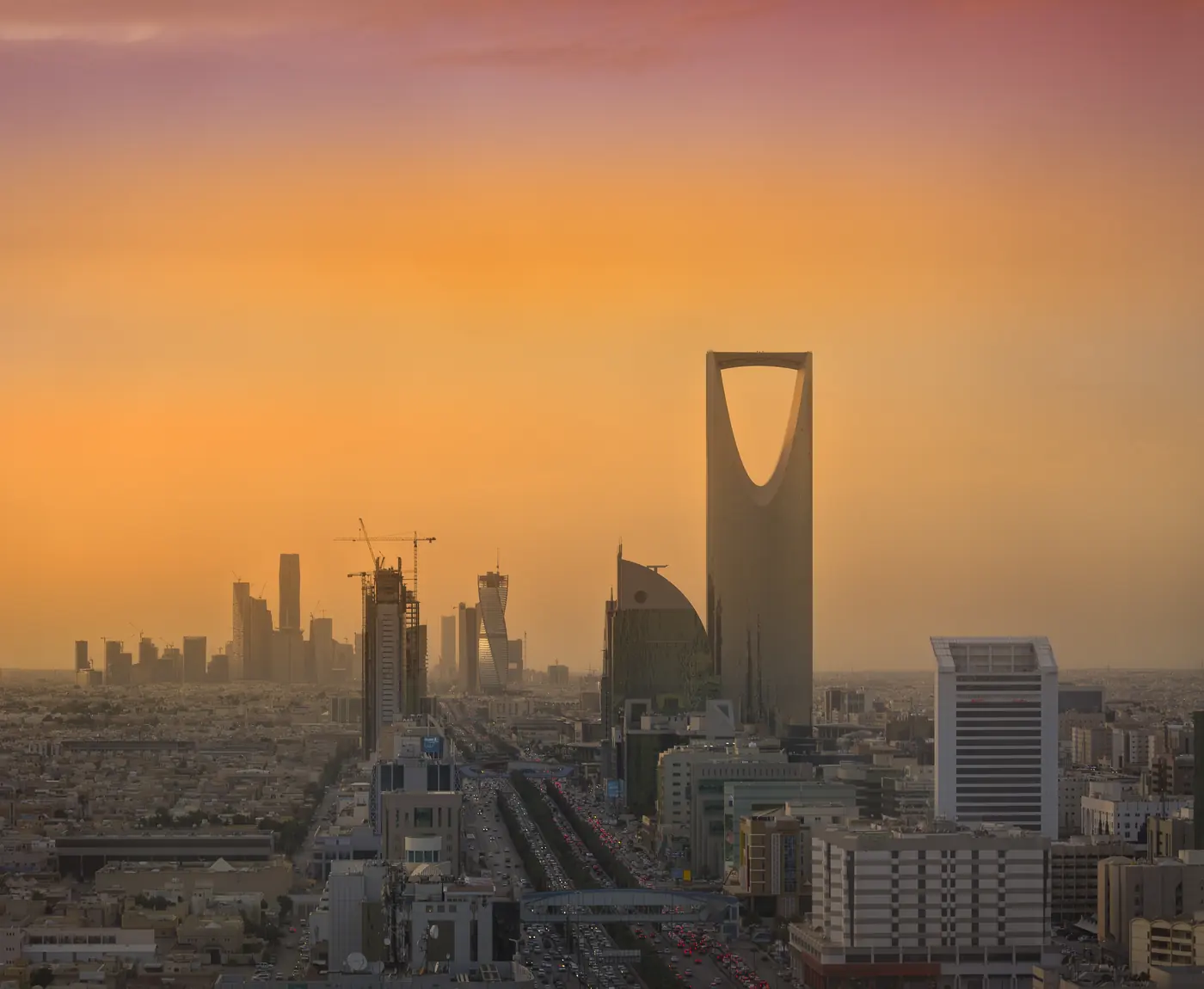 أفق مدينة الرياض عند الغروب، ويظهر فيه برج المملكة ومركز الملك عبدالله المالي